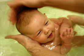 младенца-к-водным-процедурам-в-ванной
