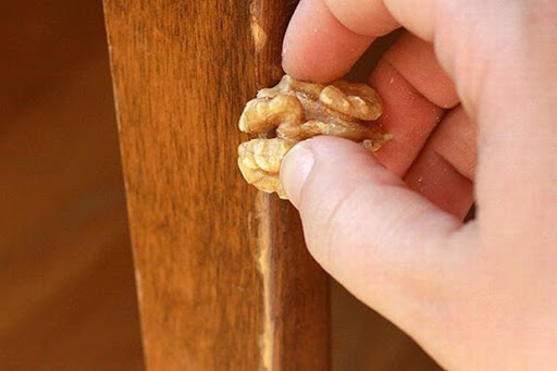 Способы замаскировать царапины на деревянной мебели